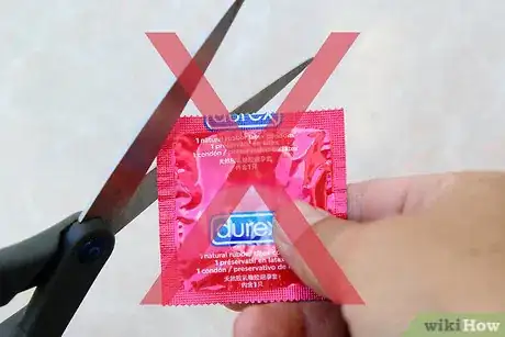 Imagem intitulada Check a Condom Step 11