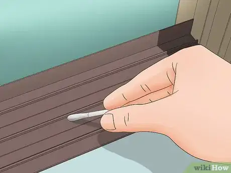 Imagem intitulada Clean Window Tracks Step 12