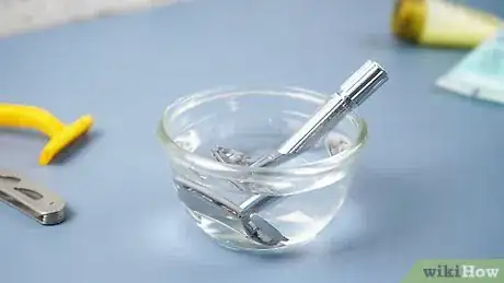 Imagem intitulada Clean a Razor Blade Step 7