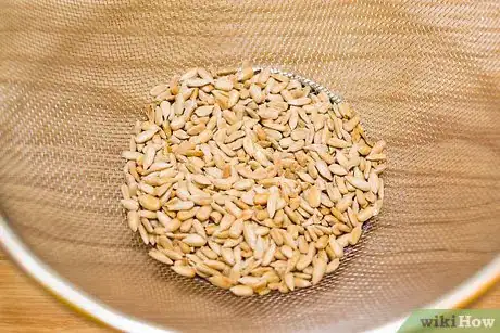 Imagem intitulada Roast Sunflower Seeds Step 7