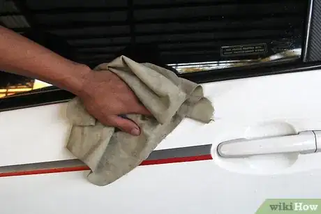 Imagem intitulada Remove Tree Sap From Your Car Step 1