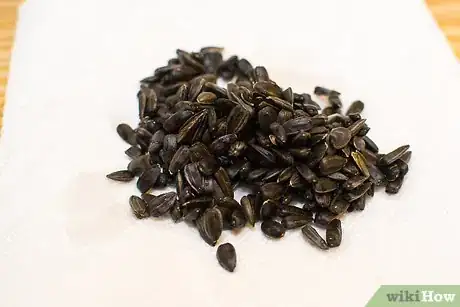 Imagem intitulada Roast Sunflower Seeds Step 3