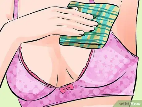 Imagem intitulada Hand Express Breast Milk Step 2