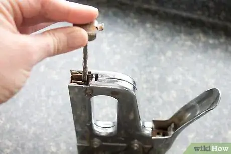 Imagem intitulada Load a Staple Gun Step 4