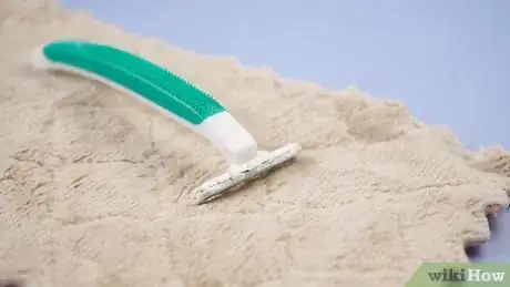 Imagem intitulada Clean a Razor Blade Step 4