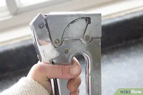 Imagem intitulada Load a Staple Gun Step 6