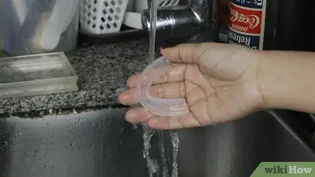 Imagem intitulada Clean a Mouth Guard Step 4