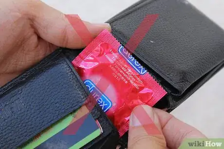 Imagem intitulada Check a Condom Step 2