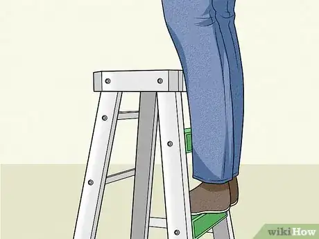 Imagem intitulada Change a Ceiling Light Bulb Step 2
