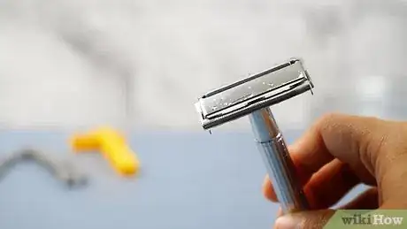 Imagem intitulada Clean a Razor Blade Step 9