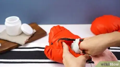 Imagem intitulada Clean Boxing Gloves Step 2