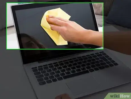 Imagem intitulada Clean a MacBook Air Screen Step 14