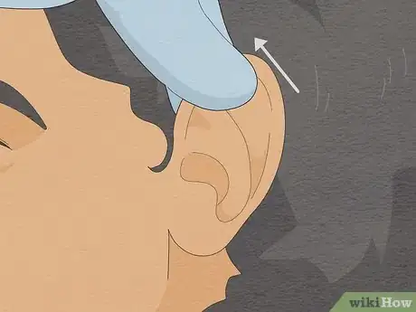 Imagem intitulada Look Into Your Own Ear Step 8