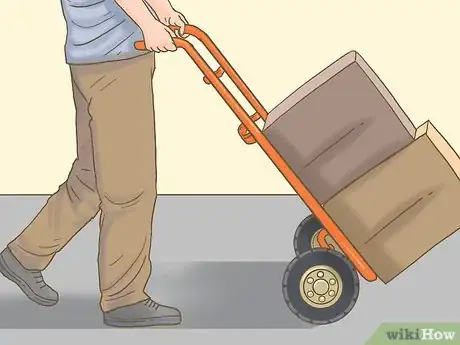 Imagem intitulada Lift a Heavy Object Safely Step 11