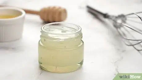 Imagem intitulada Make Lip Balm Step 18