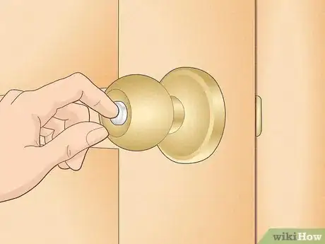 Imagem intitulada Lock a Door Step 4