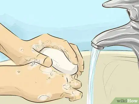 Imagem intitulada Give an Intramuscular Injection Step 1