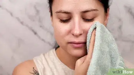 Imagem intitulada Clean Your Face With Toothpaste Step 3