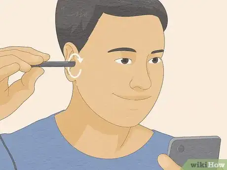 Imagem intitulada Look Into Your Own Ear Step 4