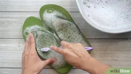 Imagem intitulada Clean Flip Flops Step 11