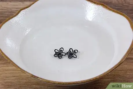 Imagem intitulada Clean Earrings Step 8