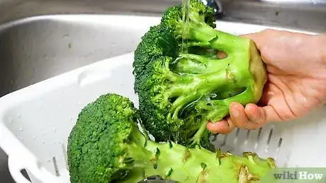 Imagem intitulada Clean Broccoli Step 2