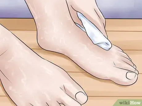 Imagem intitulada Clean Toe Nails Step 9