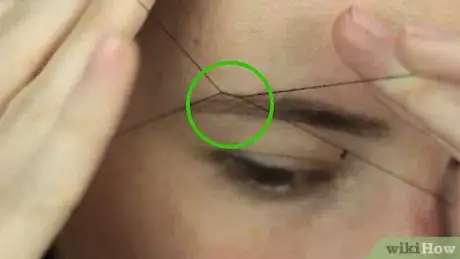 Imagem intitulada Thread Your Eyebrows Step 12