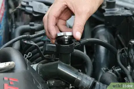 Imagem intitulada Replace a Leaking Radiator Hose Step 12