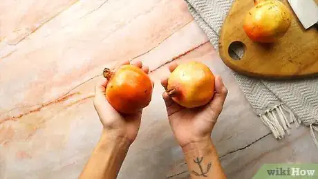 Imagem intitulada Select and Store Pomegranates Step 1