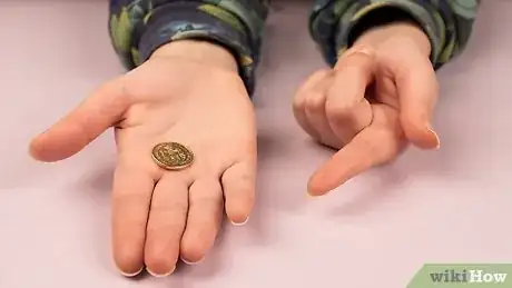 Imagem intitulada Do a Simple Coin Magic Trick Step 6