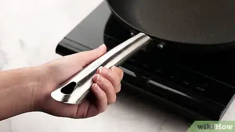Imagem intitulada Re‐Season a Nonstick Pan Step 5
