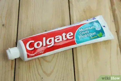 Imagem intitulada Apply Toothpaste on Pimples Step 1