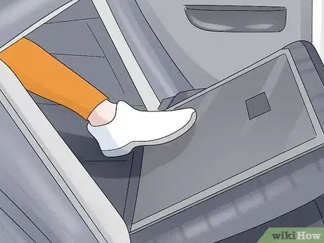 Imagem intitulada Escape From the Trunk of a Car Step 3