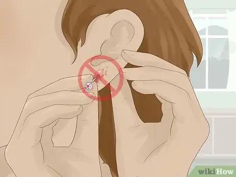 Imagem intitulada Clean an Infected Ear Piercing Step 2