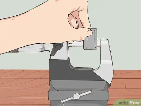 Imagem intitulada Use and Read an Outside Micrometer Step 3
