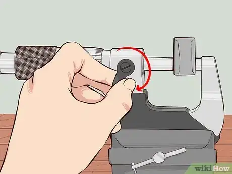 Imagem intitulada Use and Read an Outside Micrometer Step 7