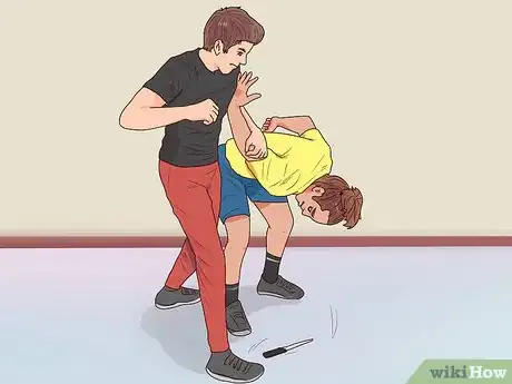 Imagem intitulada Defend Against a Knife Attack Step 17