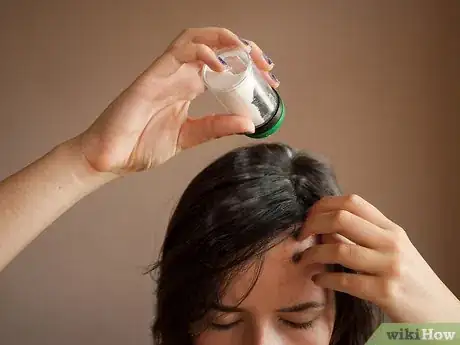 Imagem intitulada Use Dry Shampoo Step 3