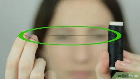 Imagem intitulada Thread Your Eyebrows Step 1