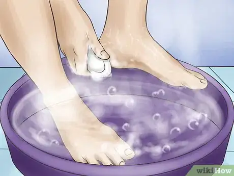 Imagem intitulada Clean Toe Nails Step 1