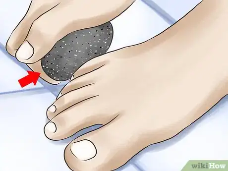 Imagem intitulada Clean Toe Nails Step 8