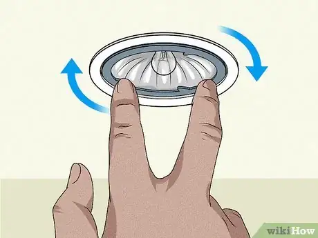 Imagem intitulada Change a Ceiling Light Bulb Step 15