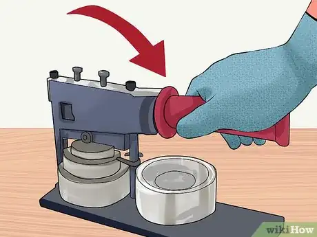 Imagem intitulada Make a Button Pin Step 15