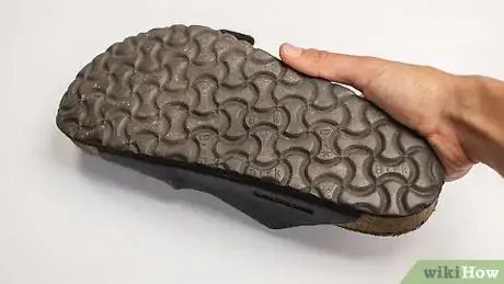 Imagem intitulada Make Shoes Less Slippery Step 11